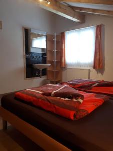 Uma cama ou camas num quarto em Ferienwohnung Tschudiboden