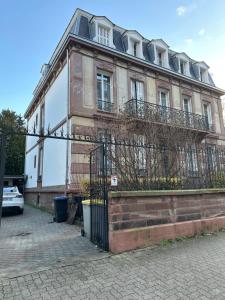 une vieille maison avec une clôture devant elle dans l'établissement Appartement Centre-ville, à Strasbourg