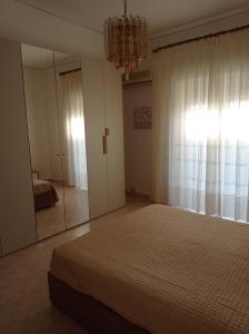 - une chambre avec un grand lit et un miroir dans l'établissement Melinda House, à Cefalù