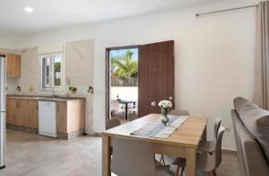eine Küche und ein Esszimmer mit einem Tisch und Stühlen in der Unterkunft Villa Montenmedio Paula in El Soto