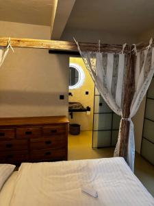 Ένα ή περισσότερα κρεβάτια σε δωμάτιο στο Keep Your Budget, BOHO old town +6 φωτογραφίες