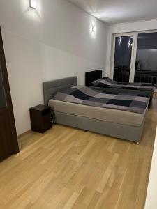 una camera con letto e pavimento in legno di Geräumiges modernes Apartment 1-6 Personen a Imst