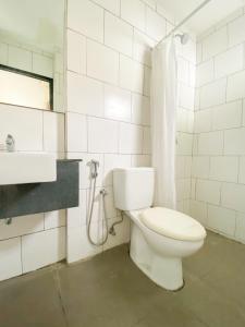 丹格朗的住宿－Behomy Maxley Lippo Karawaci，一间带卫生间和淋浴帘的浴室