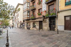 pusta ulica w mieście z budynkami w obiekcie limehome Vitoria Palacio de los Álava-Velasco w mieście Vitoria-Gasteiz