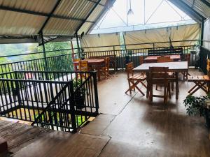 une chambre avec des tables et des chaises dans une tente dans l'établissement Green View Peak, à Gampola
