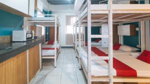 Kuchyň nebo kuchyňský kout v ubytování RedDoorz at Crowne One Condo