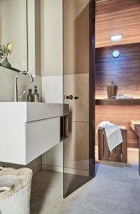 baño con lavabo y puerta de cristal en Villa Baltique en Ostseebad Sellin
