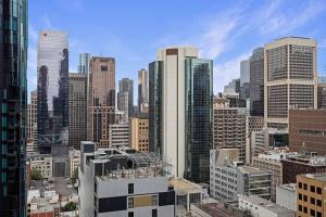 uitzicht op een grote stad met hoge gebouwen bij "Hidden Gem" Cosy 2B apt in central Melbourne#UT2602 in Melbourne