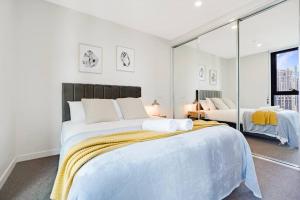 een slaapkamer met 2 bedden en een groot raam bij "Hidden Gem" Cosy 2B apt in central Melbourne#UT2602 in Melbourne