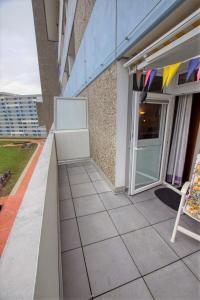 - Balcón con mesa y silla en un edificio en Ferienpark - Haus F, App 0F0508, en Heiligenhafen