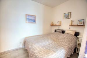 1 dormitorio con 1 cama en la esquina de una habitación en Ferienpark - Haus F, App 0F0508, en Heiligenhafen