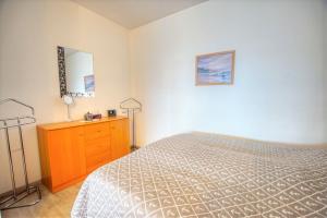 1 dormitorio con 1 cama y vestidor en Ferienpark - Haus F, App 0F0508, en Heiligenhafen
