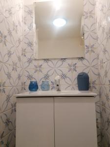 ein Bad mit einem Waschbecken und einem Spiegel in der Unterkunft studio dans le village de cotignac in Cotignac