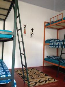 מיטה או מיטות קומותיים בחדר ב-Casamatta Hostel