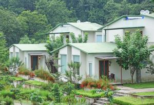 een rij huizen met een tuin bij The Corbett Greens in Rāmnagar