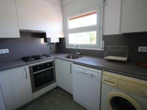 Kuchyňa alebo kuchynka v ubytovaní Apartamento con gran terraza y vistas panorámicas, a 300 m de la playa. - ES-228-45