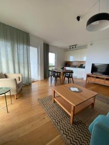 ミエルノにあるApartament przy plaży 9のソファとテーブルのあるリビングルーム +35枚の写真