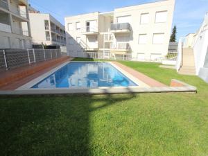 Bazén v ubytování Apartamento moderno, cerca de playa Les Tonyines, piscina comunitaria, terraza y WiFi - ES-228-141 nebo v jeho okolí