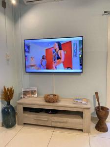 een flatscreen-tv aan een muur in een woonkamer bij La belle rencontre in Mamoudzou