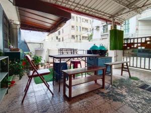 a room with a table and chairs and a kitchen at 肆拾光陰 寵物友善 老宅民宿 Forty Time Homestay in Longjing