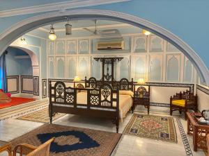 a bedroom with a bed and an archway at Saba Haveli in Jaipur