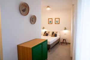 Postel nebo postele na pokoji v ubytování Hostal Tarantelo Conil