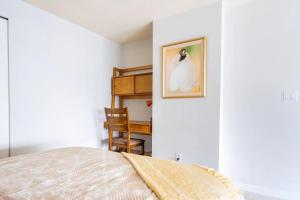 1 dormitorio con 1 cama y una foto en la pared en loft in downtown Vancouver with free parking en Vancouver