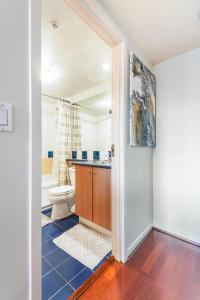 La salle de bains est pourvue de toilettes et d'un lavabo. dans l'établissement loft in downtown Vancouver with free parking, à Vancouver