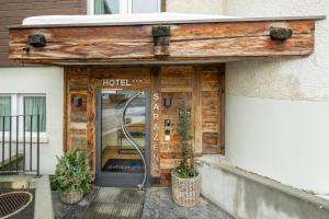 una entrada del hotel con una puerta y plantas delante en Hotel Sarazena, en Zermatt