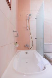 a bathroom with a bath tub and a toilet at Al Bada Hotel and Resort in Al Ain