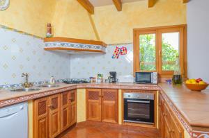 A kitchen or kitchenette at Aubadallet