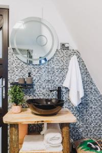 baño con lavabo negro y espejo en Cabana A-Frame Sesu, en Cîrlibaba