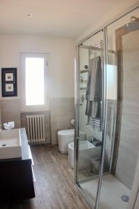 Un baño con ducha, lavabo e inodoro. en Villa Dei Sogni, en Greve in Chianti 45 fotos más