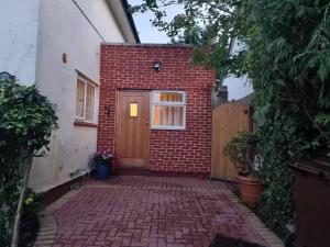 牛津的住宿－Fab Studio Room in Botley Oxford，砖屋,有门和砖行道