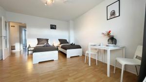 un soggiorno con 2 letti e un tavolo di Work & Stay Apartment with Balcony a Osnabrück