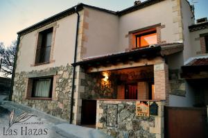 ein Haus mit einer Steinfassade und einem Fenster in der Unterkunft Casas Las Hazas in La Cuesta