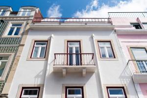 Edificio blanco con balcón en Amaro II - Sleek 2 bedroom apartment in Alcantara en Lisboa