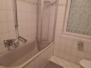 Koupelna v ubytování Schöne helle Wohnung nähe Parkanlage