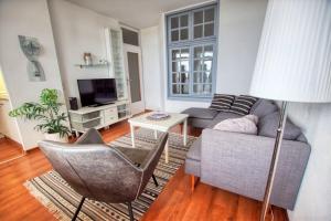 ein Wohnzimmer mit einem Sofa und einem Tisch in der Unterkunft Ferienpark - Haus F, App 0F0701 in Heiligenhafen