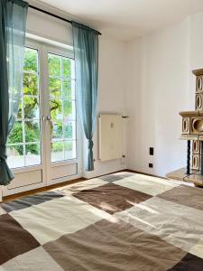 une chambre vide avec une grande fenêtre et un grand tapis dans l'établissement Haus Neuss-EG, à Neuss