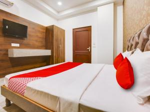 מיטה או מיטות בחדר ב-Super OYO Baran Classic