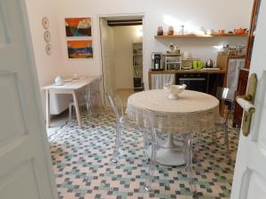 a living room with a table and a kitchen at MandorleOlio in Polignano a Mare