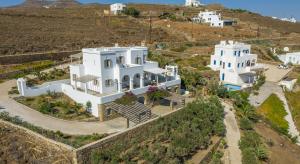 een luchtzicht op een wit huis op een heuvel bij La Chapelle Ouest & Guest suite in Agios Romanos