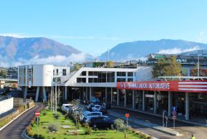 una ciudad con coches estacionados en un estacionamiento en Metro Hotel Terminal, en Tirana