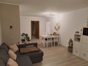 Posezení v ubytování Schöne helle Wohnung nähe Parkanlage