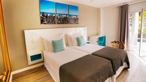 Habitación de hotel con cama grande y ventana en Coral Compostela Beach Golf en Playa de las Américas