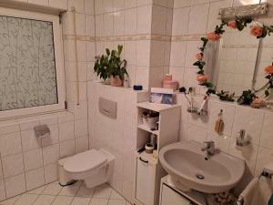 Koupelna v ubytování Schöne helle Wohnung nähe Parkanlage