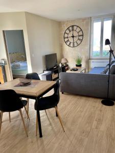 TV a/nebo společenská místnost v ubytování Saint-Aubin-Sur-Mer: Bel appartement traversant + 18 fotografií