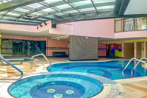 Piscina de la sau aproape de Luxury Escapes - Budget 1BR Apt in Marina - Near Tram & Metro -Time Place Tower