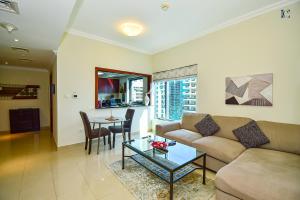 O zonă de relaxare la Luxury Escapes - Budget 1BR Apt in Marina - Near Tram & Metro -Time Place Tower
